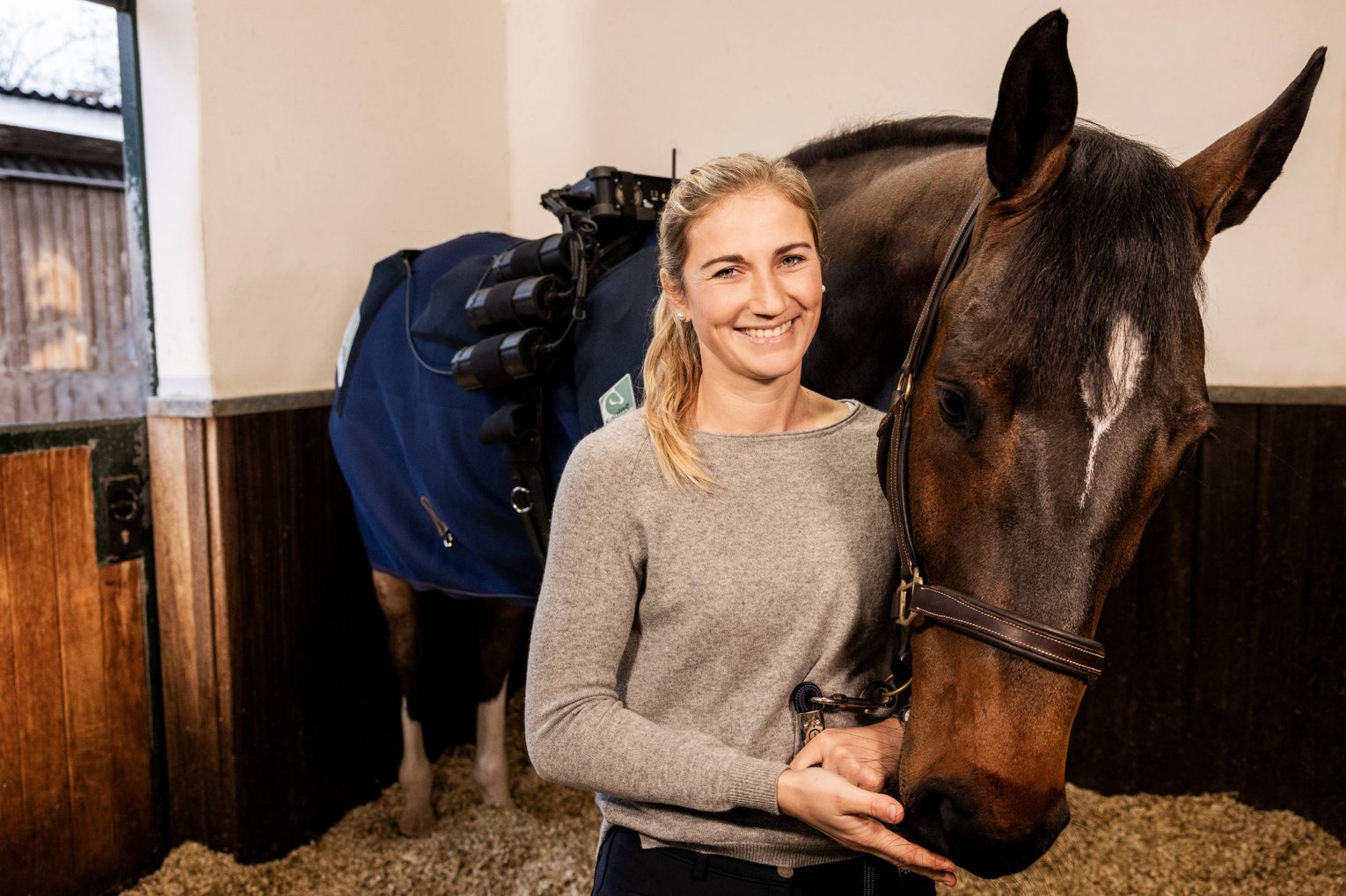 Katharina Rhomberg steht neben ihrem Wallach